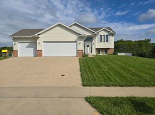 909 Rodeo Dr SE, Pine Island, MN 55963