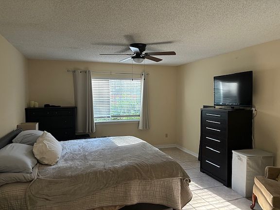 Large master bedroom 1st floor