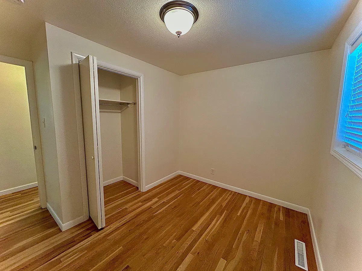 Building Photo - 1421 Hazelwood Dr