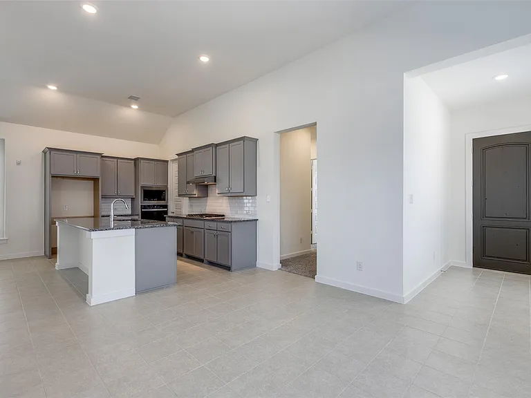 805 Fieldcrest St — Photo 3