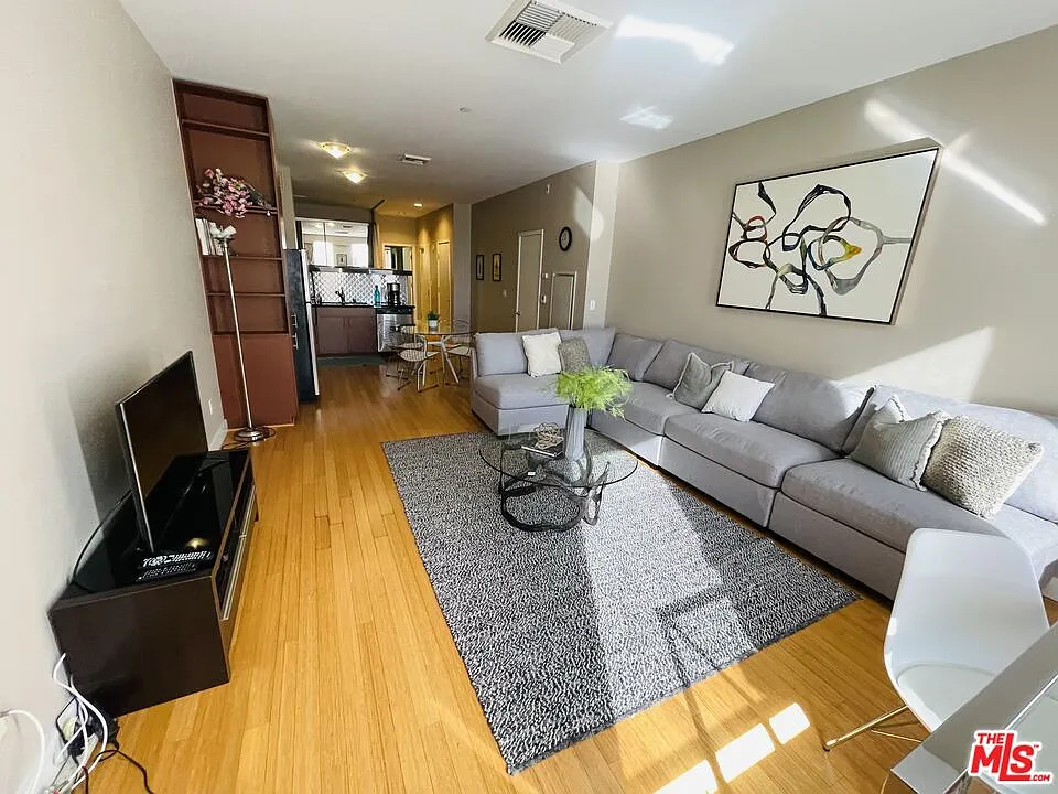 1 bed, 1.0 bath, 720 sqft, $3,000 — Photo 3