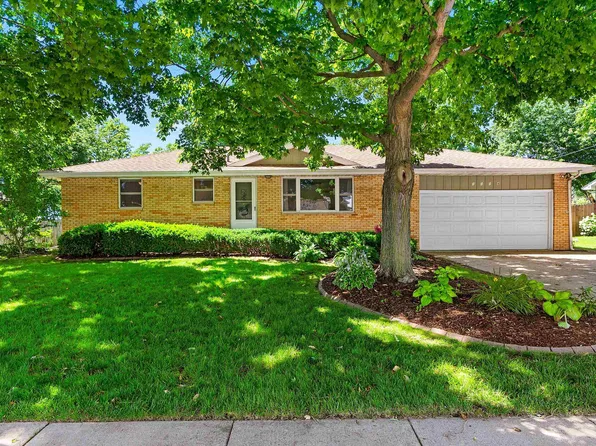 1114 S Main St, Washington, IL 61571