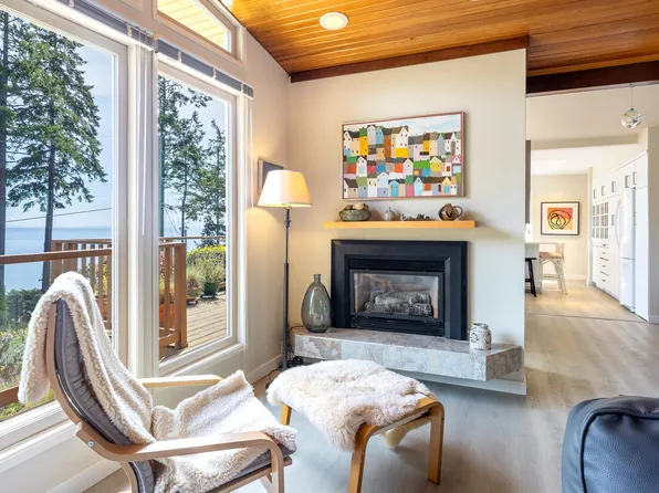 7065 Dale Rd, Sechelt, BC V7Z 0N2