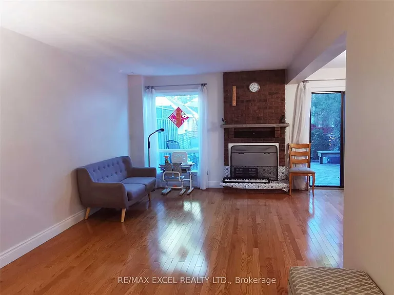 75 Ecclesfield Dr — Photo 4