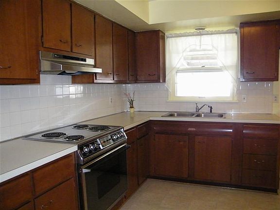 4th image of 625 Dartmoor Dr