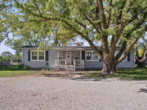 701 E Hoch St, Moundridge, KS 67107