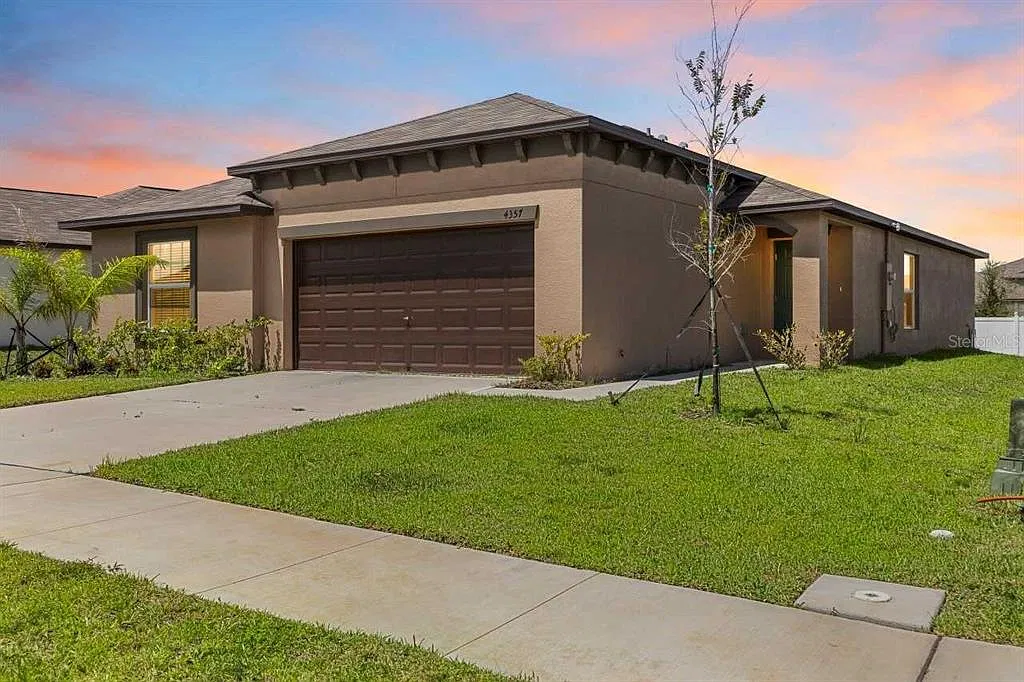 4 bed, 2.0 bath, 1815 sqft, $2,300 — Photo 2