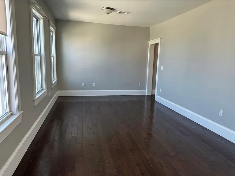 181 Chelsea St #3 — Photo 4