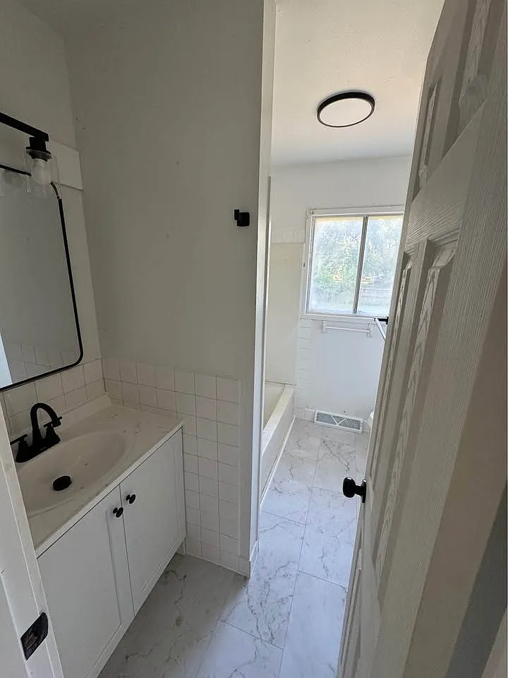 2 bed, 1.0 bath, 775 sqft, $875 — Photo 3