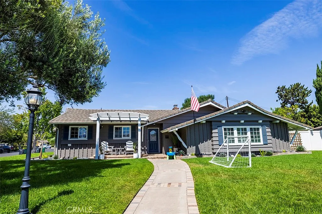 3 bed, 2.5 bath, 2118 sqft, $6,200 — Photo 1