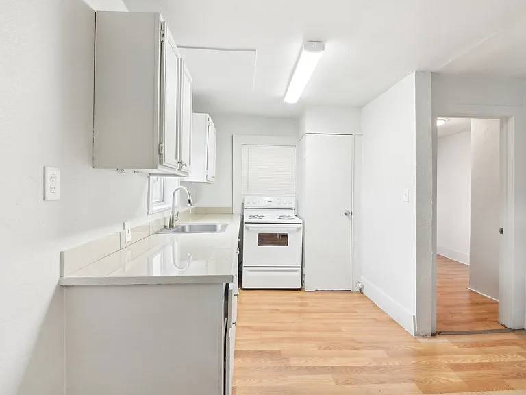 1906 Grainger St #1906 — Photo 6