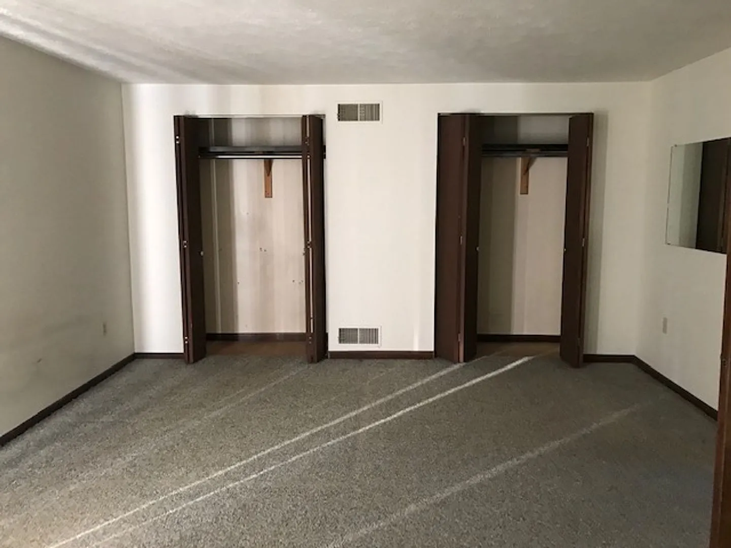 X-Large One Bedroom ground level apartment in Evans City area — Photo 3