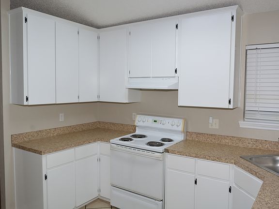 4th image of 3996 Bothwell Ter