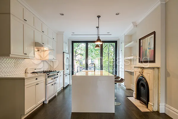 Rented by Dixon Advisory USA Inc. | media 13