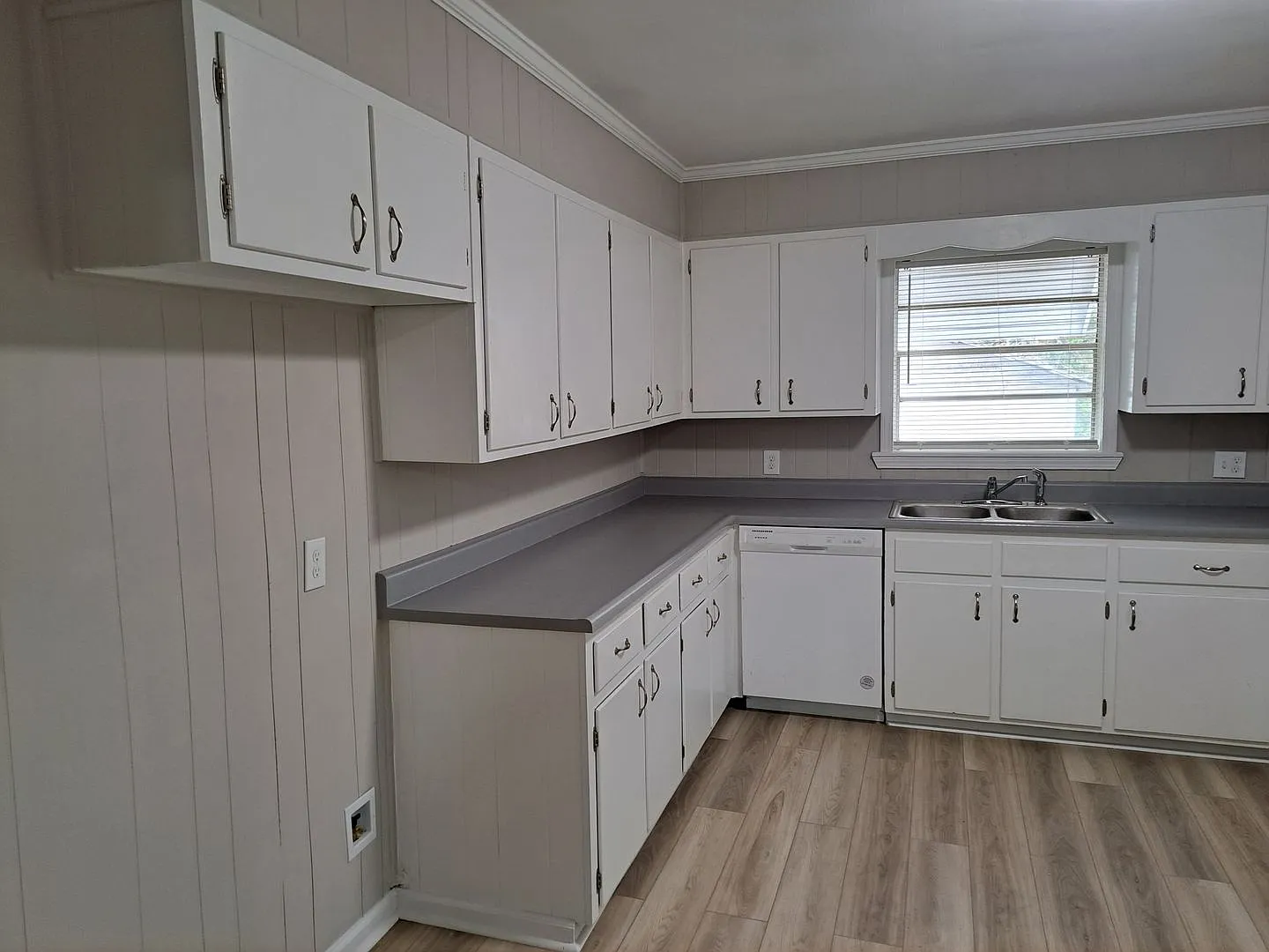 Updated Springfield Two Bedroom House with Porch and Back Yard! — Photo 2