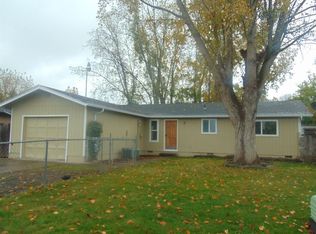 8234 Division Rd, White City, OR 97503