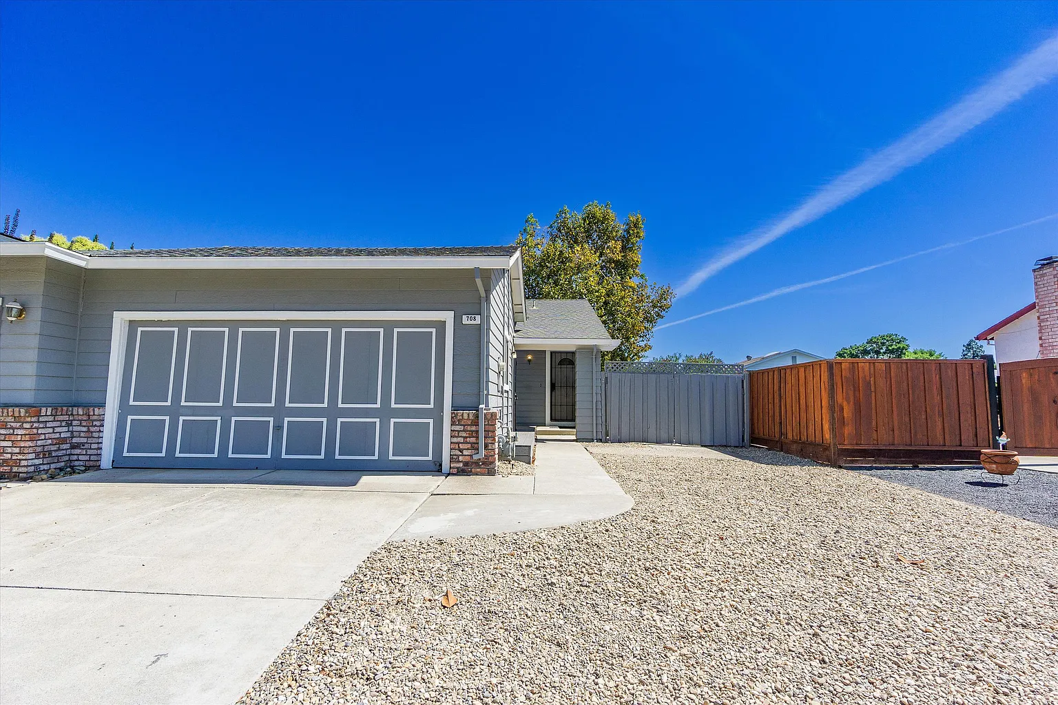 708 Heather Pl photo 1