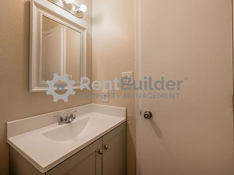 301 Geraldine Loop SE — Photo 8