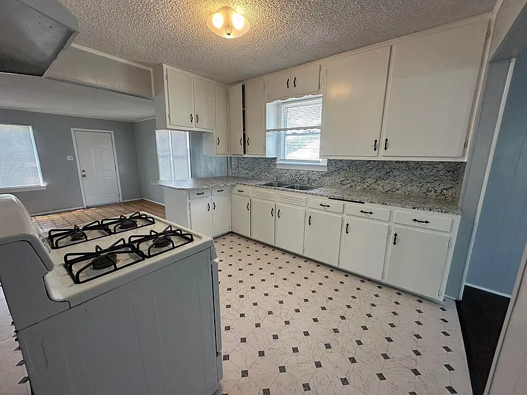 1213 Kilgore Ln — Photo 5