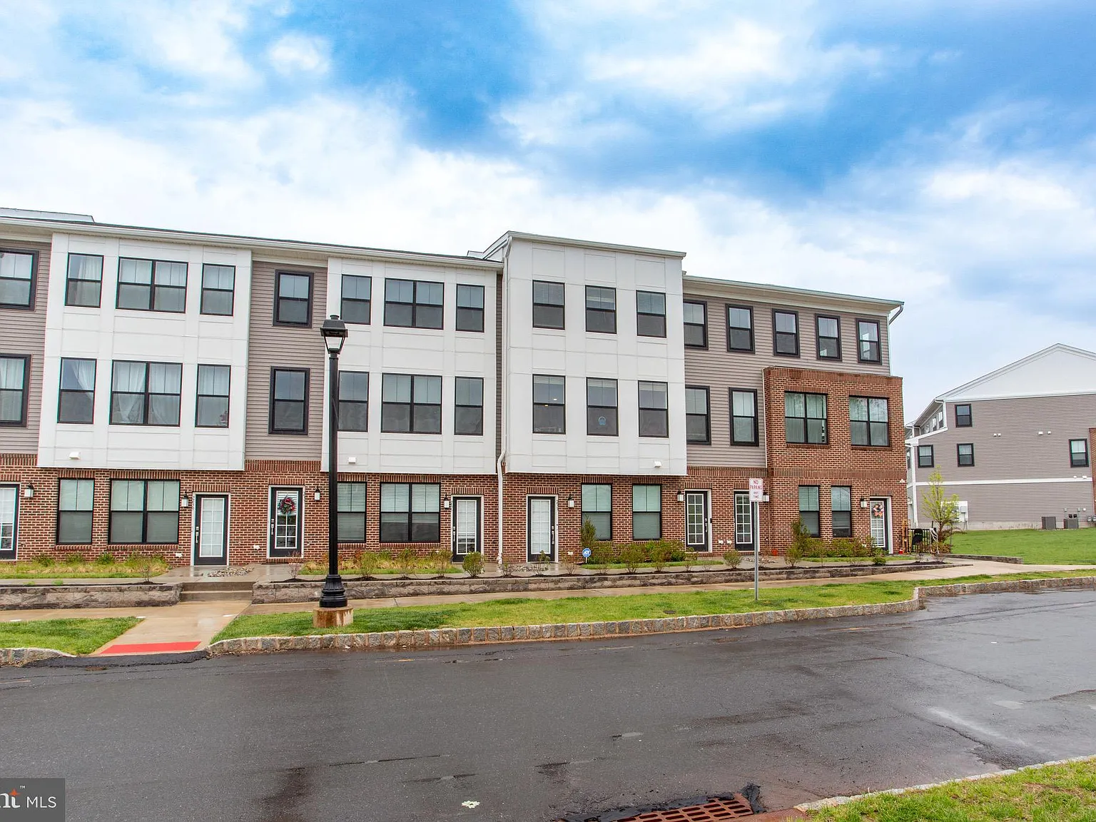 2 bed, 1347 sqft, $3,500 — Photo 1