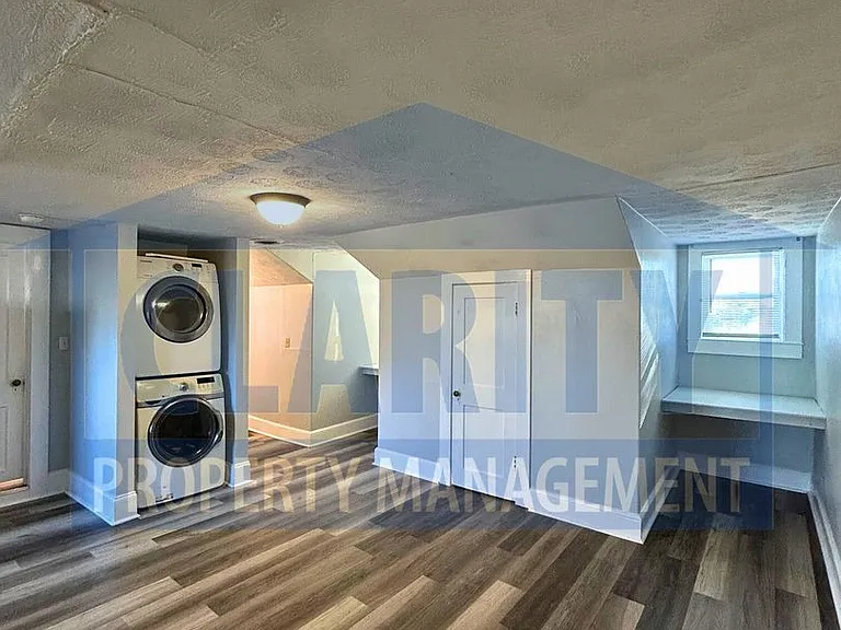 225 1/4 20th St NE — Photo 5