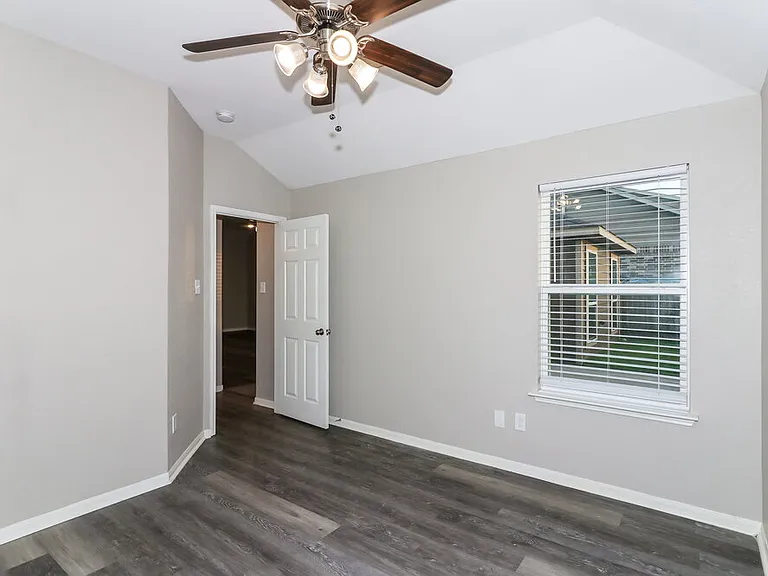 1902 Walnut Green Cir — Photo 12