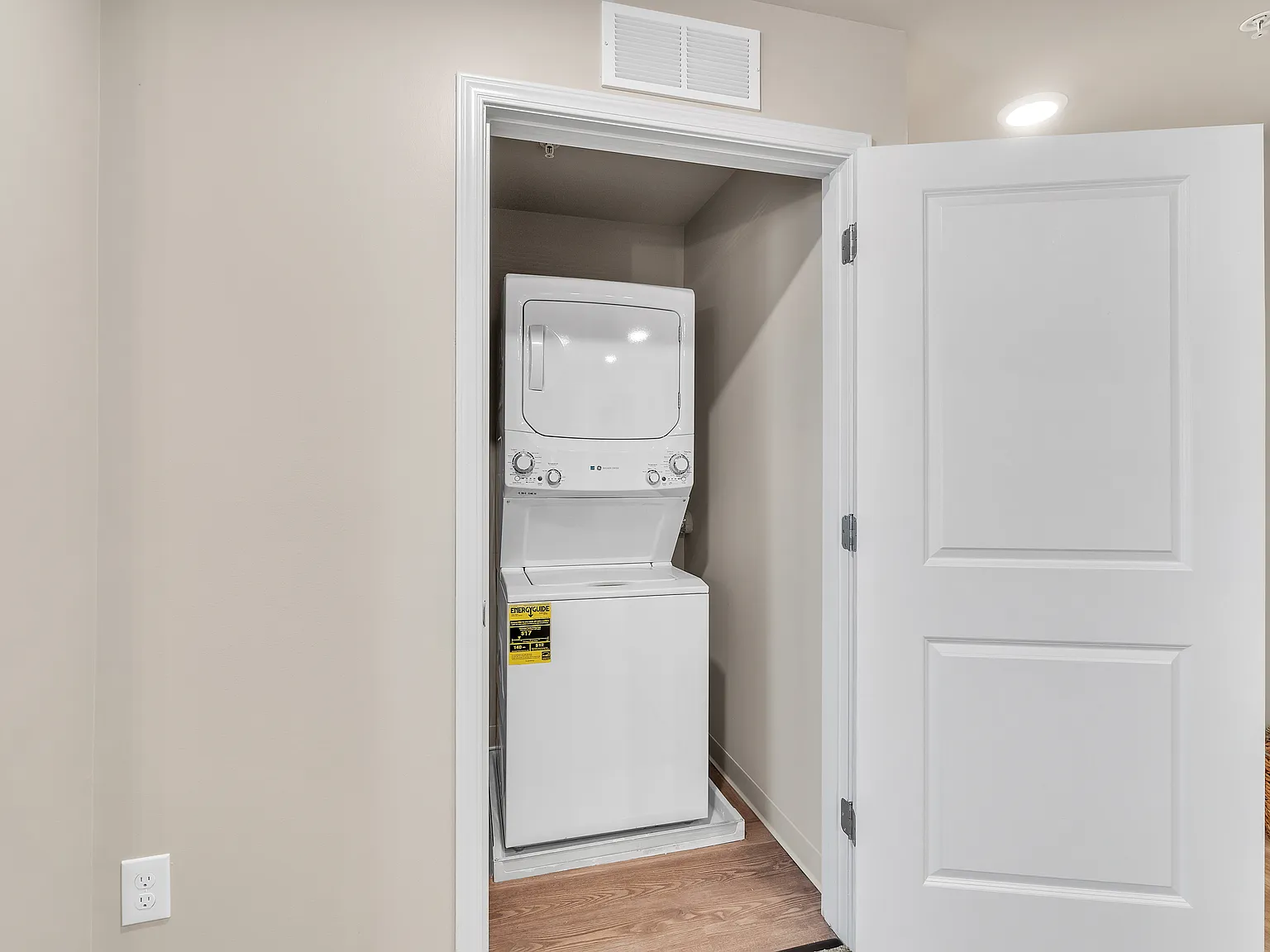2 bed, 1040 sqft, $4,100 — Photo 2