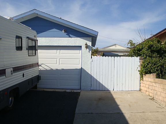 Side yard, room to park an extra car by driveway