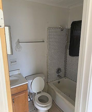 5th image of 4662 America St