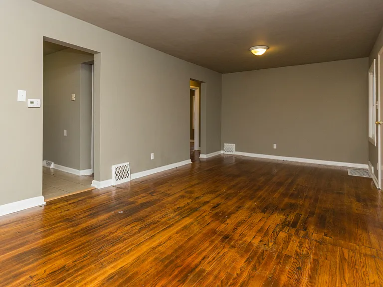 2618 E Grand Ave — Photo 8