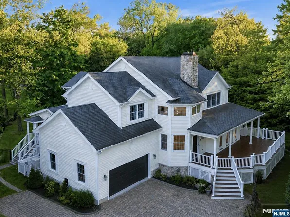 8 Lauren Pond Ct, Demarest, NJ 07627