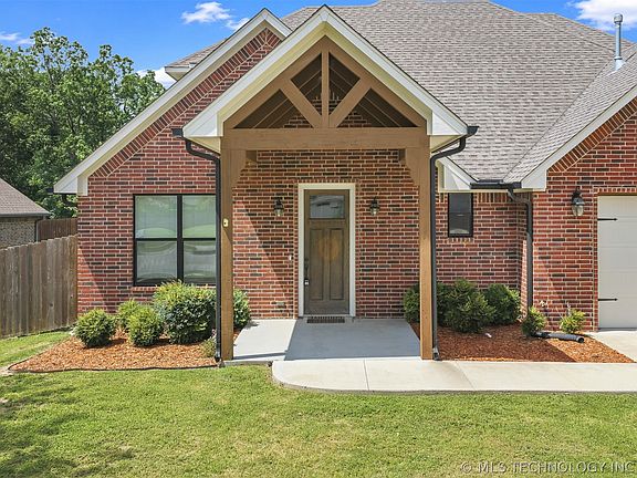 2nd image of 1707 Warwick Cir