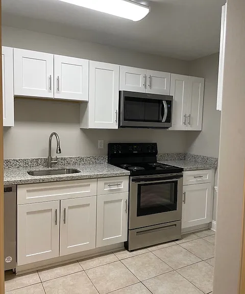 Kitchen: Granite counters, full kitchen
