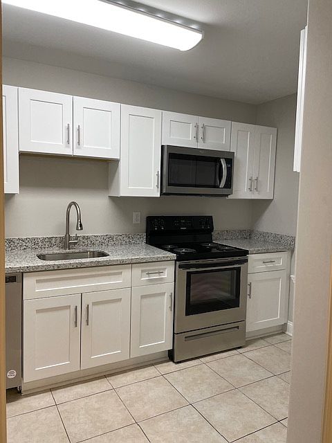 Kitchen: Granite counters, full kitchen