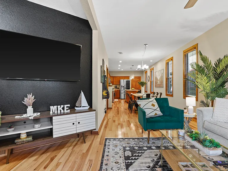 216 E Smith St — Photo 23