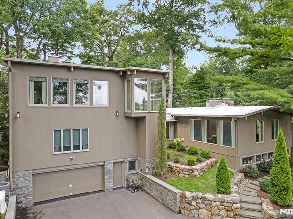 1 Driftway Street, Roseland, NJ 07068
