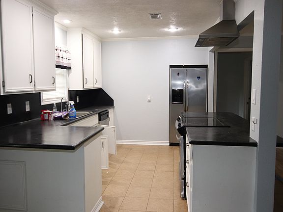 3rd image of 150 E Hooks St