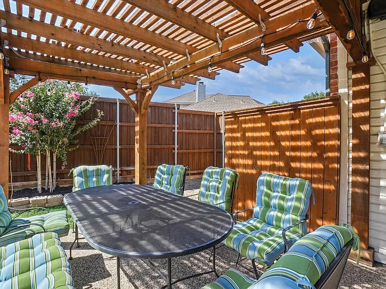 922 Blackstone Dr — Photo 37