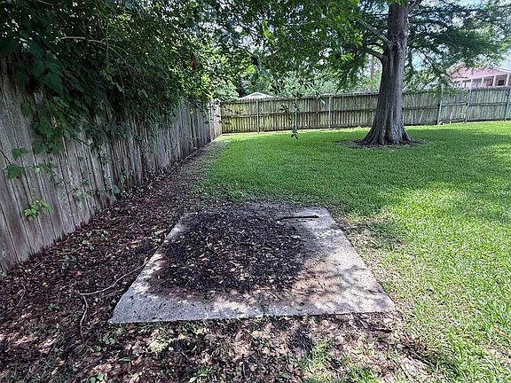 3rd image of 608 W End Dr
