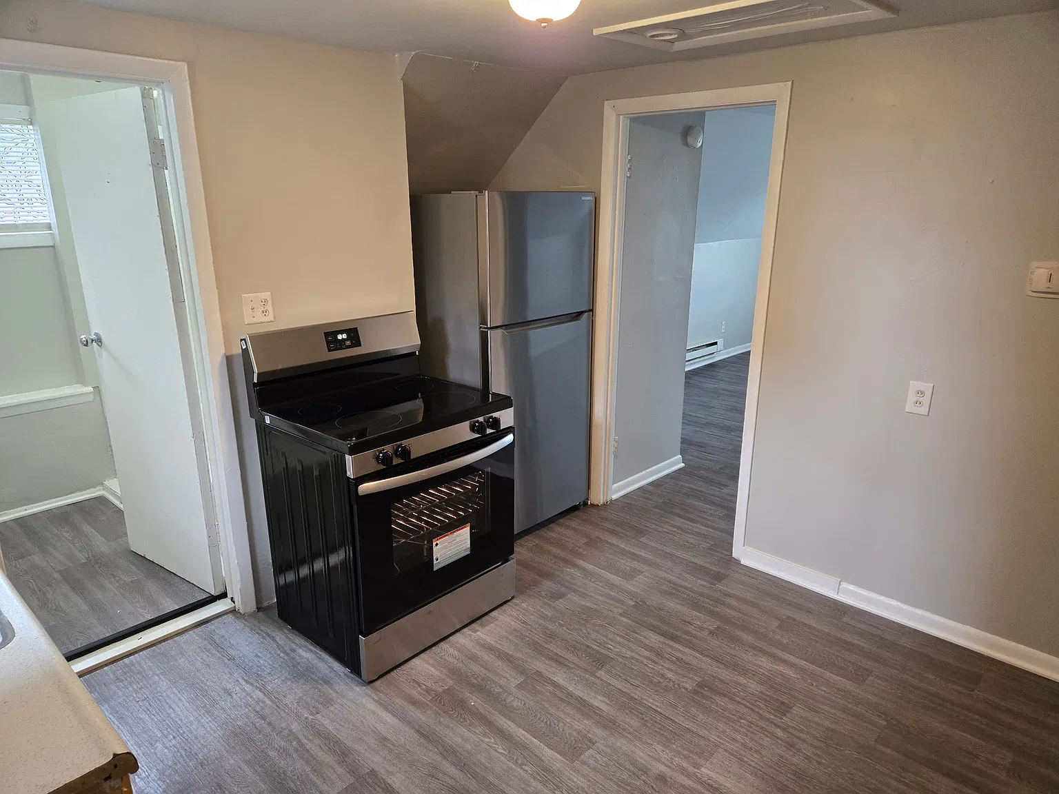 Studio, $900 — Photo 1