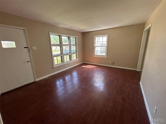 4th image of 305 Mueller Ave