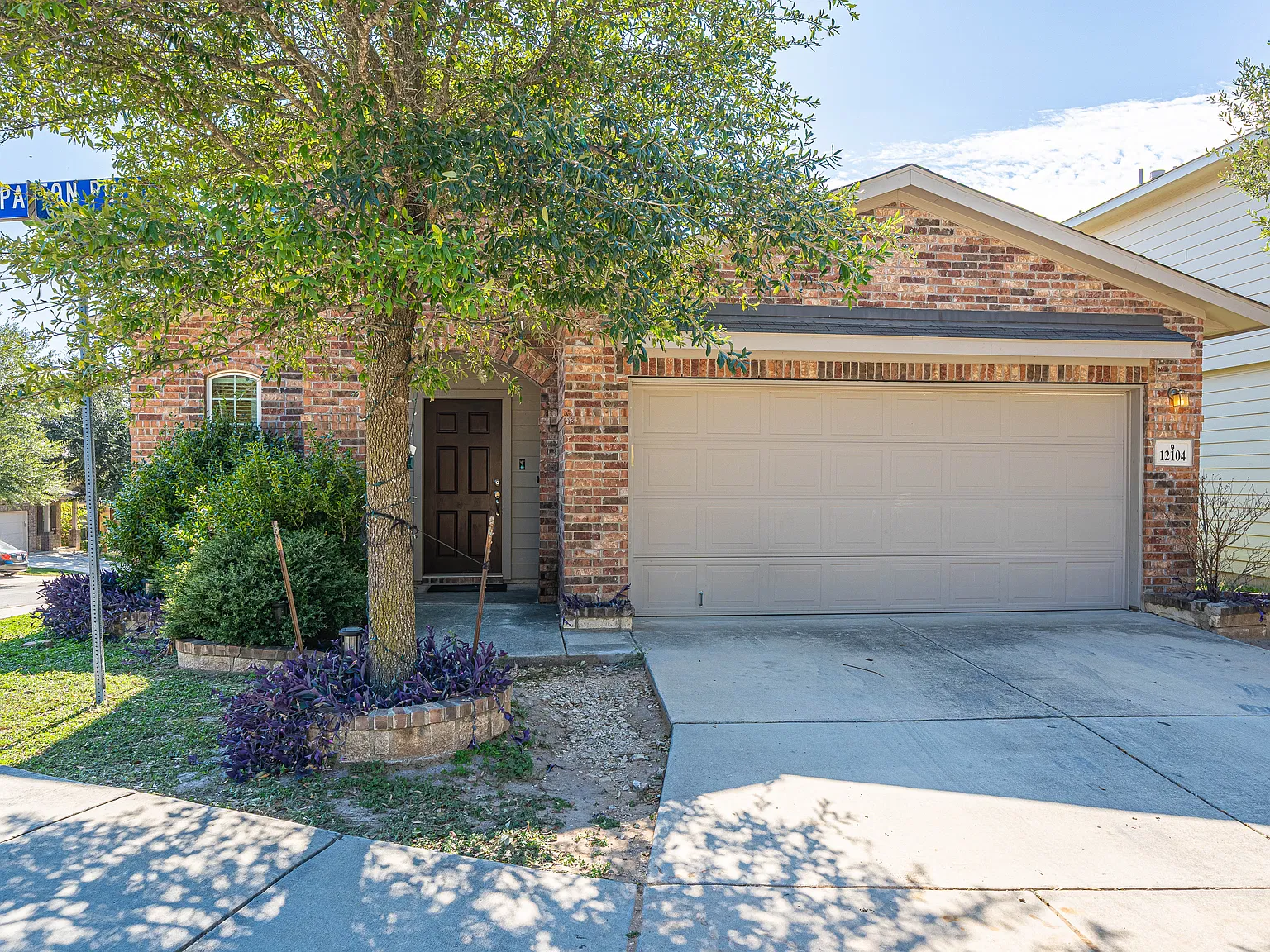 4 bed, 2.5 bath, 1964 sqft, $1,995 — Photo 2