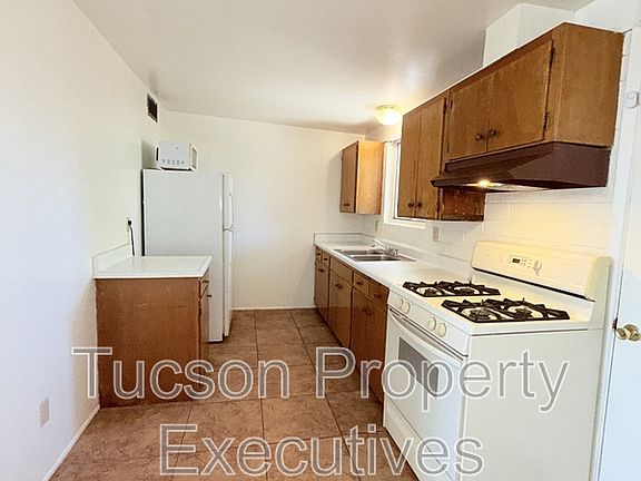 3rd image of 4239 E Lee St