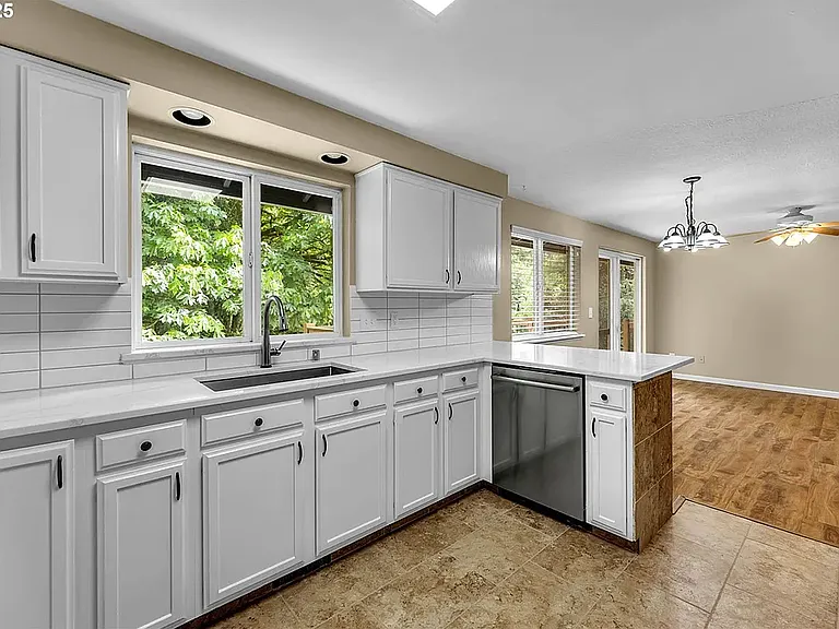 1320 NW Maple Ln #A — Photo 6
