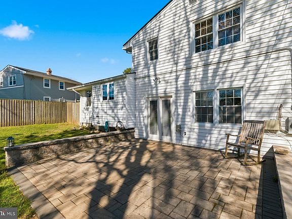 4th image of 2413 Springlake Dr