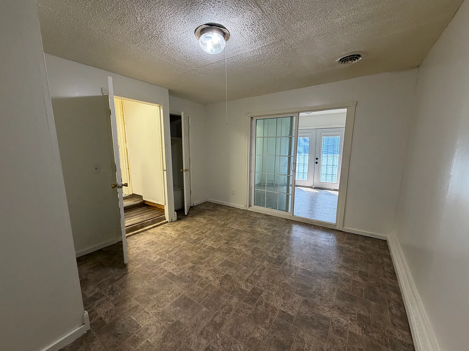 3 bed, 924 sqft, $1,050 — Photo 2