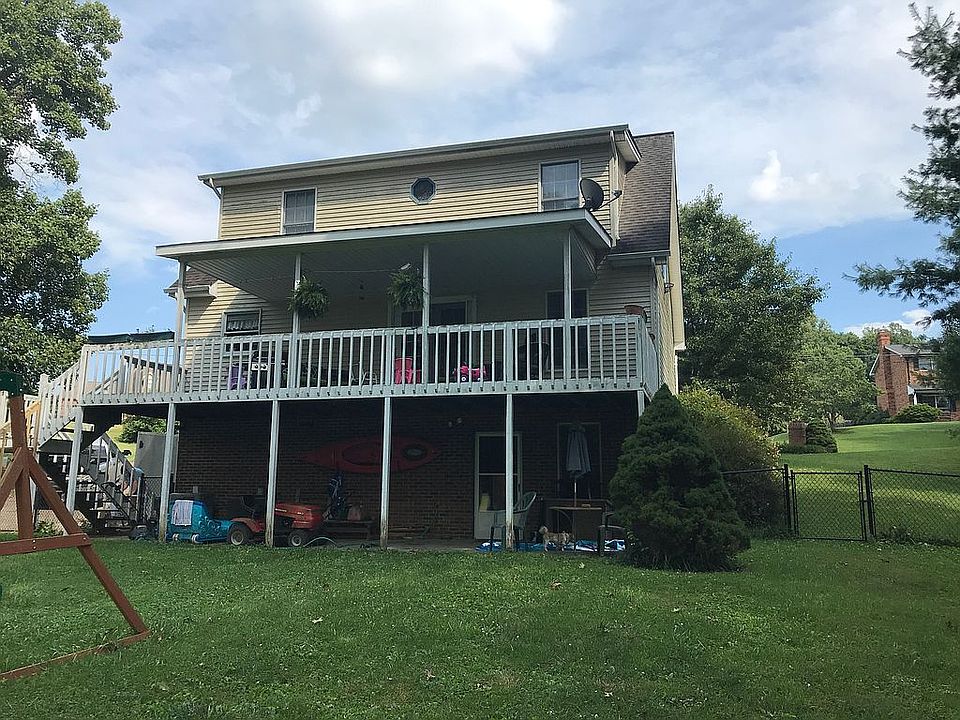 Back of house, covered deck,