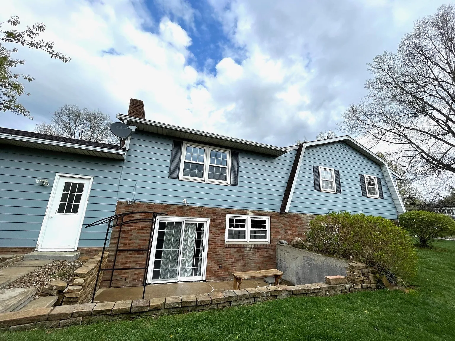 5 bed, 2612 sqft, $2,599 — Photo 2