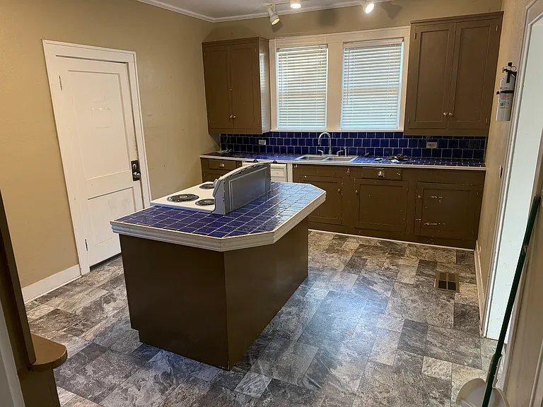 709 W Georgia Ave — Photo 6