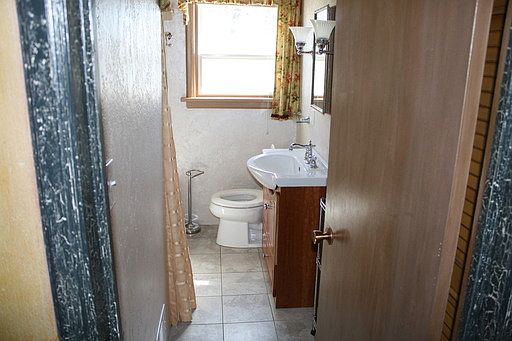 3rd image of 2731 W Rockwell Ave